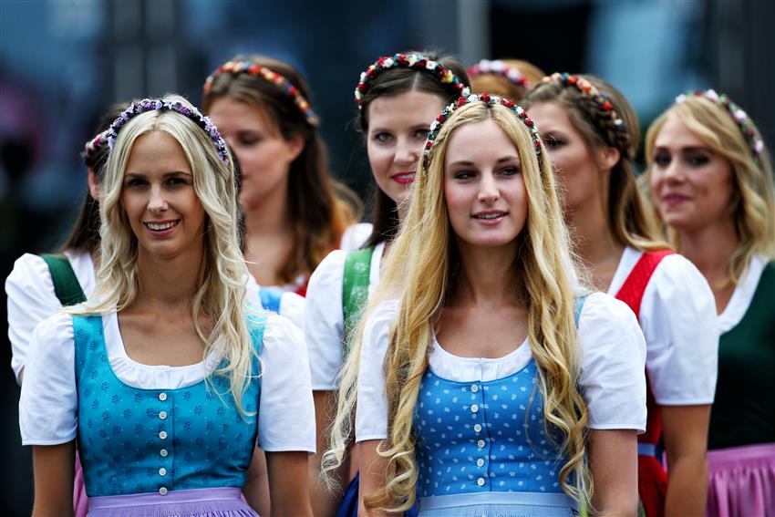 Traditional F1 grid girls